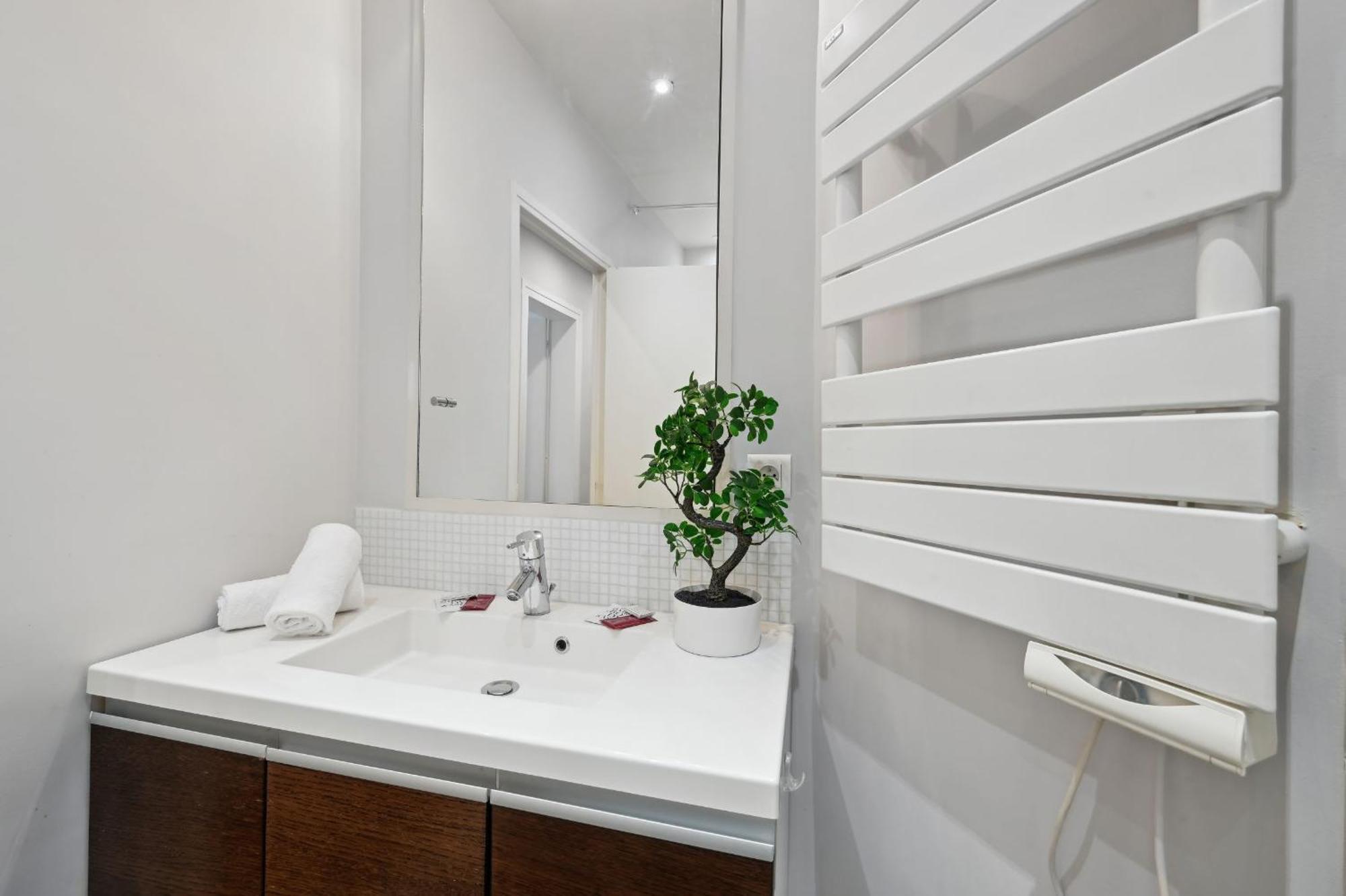 Champs-Elysees & Arc De Triomphe - Cityapartmentstay Париж Екстер'єр фото